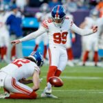 O chutador do New York Giants, Jude McAtamney (99), perde o ponto após tentativa do apostador Jamie Gillan (12) no quarto período contra o Denver Broncos no Empower Field em Mile High.