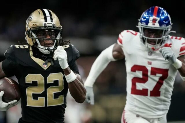 Tyler Nubin é derrotado por Rashid Shaheed para um touchdown durante o jogo do Giants-Saints em 5 de outubro de 2025. 