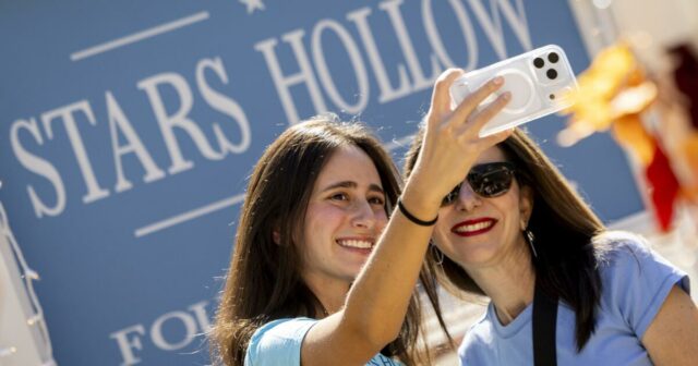 'Gilmore Girls' aos 25 anos: com responde a Stars Hollow, seguidores agrupam um entretenimento de um programa precioso 

