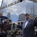 Agentes federais de imigração detêm um manifestante no bairro de Little Village, Chicago, quinta-feira, 23 de outubro de 2025. (Anthony Vazquez /Chicago Sun-Times via AP)