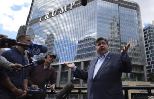 Governador de Illinois implora ao ICE para ‘deixar as crianças serem crianças’ no Halloween Agentes federais de imigração detêm um manifestante no bairro de Little Village, Chicago, quinta-feira, 23 de outubro de 2025. (Anthony Vazquez /Chicago Sun-Times via AP)