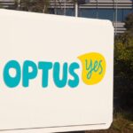 Uma foto de ângulo baixo da frente de uma placa de loja Optus.