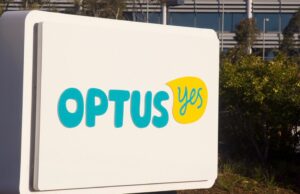 Grande golpe para a Optus, já que milhões consideram deixar a rede Uma foto de ângulo baixo da frente de uma placa de loja Optus.