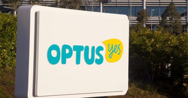 Uma foto de ângulo baixo da frente de uma placa de loja Optus.