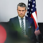O secretário de Defesa Pete Hegseth fala com líderes militares seniores na Base do Corpo de Fuzileiros Navais de Quantico, terça-feira, 30 de setembro de 2025 em Quantico, Virgínia.