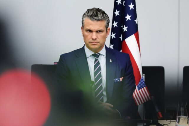 O secretário de Defesa Pete Hegseth fala com líderes militares seniores na Base do Corpo de Fuzileiros Navais de Quantico, terça-feira, 30 de setembro de 2025 em Quantico, Virgínia.