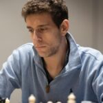 Esta foto sem data divulgada pelo Charlotte Chess Center mostra Daniel Naroditsky jogando xadrez.