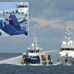 Um navio da Guarda Costeira chinesa dispara seu canhão de água no BRP Datu Pagbuaya das Filipinas, perto da ilha Thitu, localmente chamada de ilha Pag-asa, no Mar da China Meridional, em 12 de outubro de 2025.