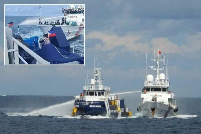 Um navio da Guarda Costeira chinesa dispara seu canhão de água no BRP Datu Pagbuaya das Filipinas, perto da ilha Thitu, localmente chamada de ilha Pag-asa, no Mar da China Meridional, em 12 de outubro de 2025.