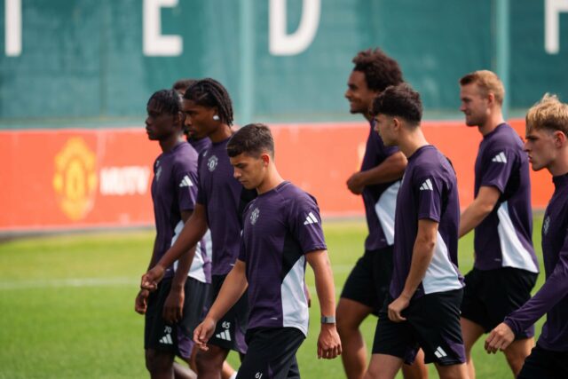 Bendito Mantato, Shea Lacey, do Manchester United, em ação durante uma sessão de treinamento de primeira equipe no Training Charn em 10 de julho de 2025