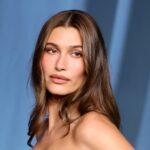 Hailey Bieber mostra a luta para sentar em um vestido glamoroso com espartilho na gala do Museu da Academia de 2025