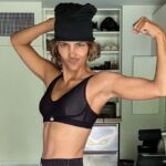 Halle Berry flexiona os impressionantes músculos do braço e mais fotos de estrelas