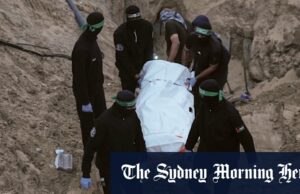 Hamas adia entrega de corpos depois que Netanyahu ordena ‘ataques poderosos’ em Gaza Os palestinos observam enquanto máquinas e trabalhadores egípcios procuram os corpos dos reféns na cidade de Hamad.