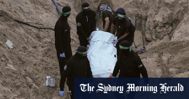 Hamas adia entrega de corpos depois que Netanyahu ordena ‘ataques Os palestinos observam enquanto máquinas e trabalhadores egípcios procuram os corpos dos reféns na cidade de Hamad.