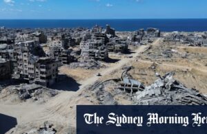 Hamas devolve mais reféns enquanto Trump alerta que Israel pode retomar os combates Um comboio de veículos da Cruz Vermelha transporta os corpos de palestinos falecidos detidos por Israel durante a guerra.