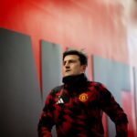 Harry Maguire e Bruno Fernandes após o Manchester United vencer o Sunderland