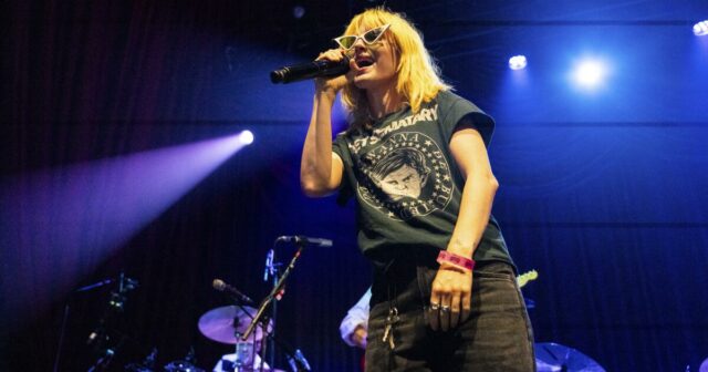 Hayley Williams afirma que Morgan Wallen é o 'vocalista da nação racista' que ela descreve em sua faixa 

