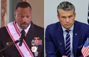 Hegseth anuncia aposentadoria do comandante dos EUA que lidera missão antinarcóticos no Caribe Almirante Alvin Holsey falando em um pódio vestindo uniforme militar com medalhas e faixa vermelha, branca e azul.