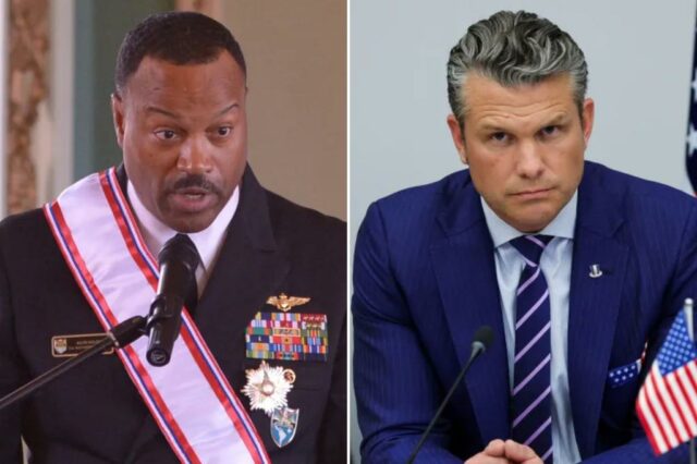 Almirante Alvin Holsey falando em um pódio vestindo uniforme militar com medalhas e faixa vermelha, branca e azul.