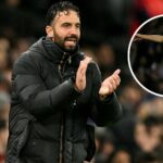 O técnico português do Manchester United, Ruben Amorim, grita instruções aos jogadores