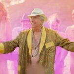 Henry Winkler revela tudo na estreia da terceira temporada de 'Loot's como líder da utopia nudista