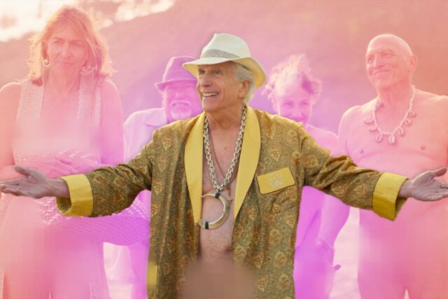 Henry Winkler revela tudo na estreia da terceira temporada de 'Loot's como líder da utopia nudista

