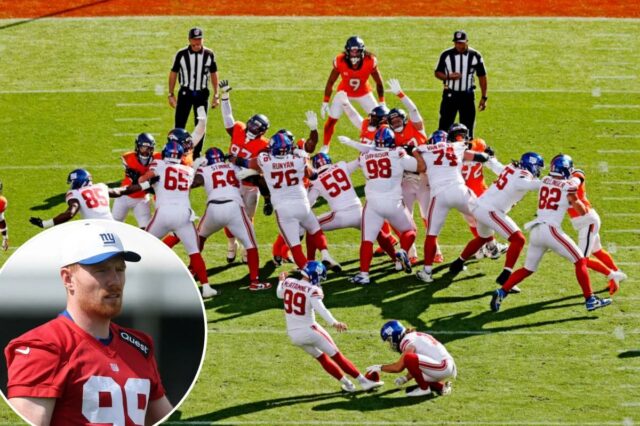 O chutador do New York Giants, Jude McAtamney (99), chuta um field goal contra o Denver Broncos.