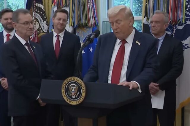 Hiltzik: Há muito menos do que cumprir os olhos na taxa de medicamentos 'histórica' de Trump gerenciando Pfizer 

