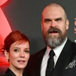 Lily Allen se lembra de ter identificado seu próprio comportamento de bandeira vermelha com o primeiro namorado