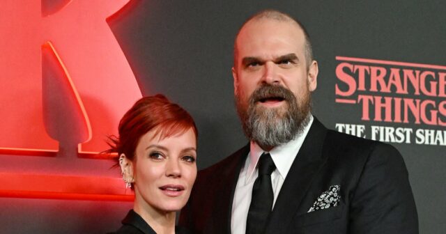 Histórico de namoro e relacionamento conjugal de Lily Allen com Lily Allen se lembra de ter identificado seu próprio comportamento de bandeira vermelha com o primeiro namorado
