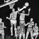 Hoje na história: 31 de outubro, o primeiro afro-americano joga uma partida da NBA