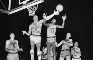 Hoje na história: 31 de outubro, o primeiro afro-americano joga uma partida da NBA Hoje na história: 31 de outubro, o primeiro afro-americano joga uma partida da NBA