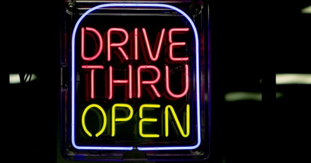 Homem de Melbourne supostamente adormeceu ao volante em um drive-through Homem de Melbourne supostamente adormeceu ao volante em um drive-through