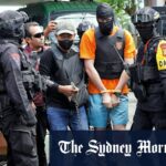 Os três acusados ​​australianos durante uma reconstituição em julho.