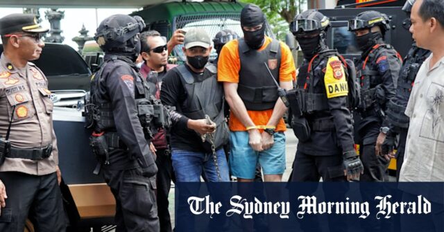 Os três acusados ​​australianos durante uma reconstituição em julho. 