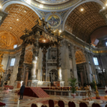 Homem é arrastado pela segurança após urinar no altar-mor da Basílica de São Pedro: reportagem