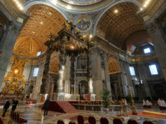 Homem é arrastado pela segurança após urinar no altar-mor da Basílica de São Pedro: reportagem Homem é arrastado pela segurança após urinar no altar-mor da Basílica de São Pedro: reportagem