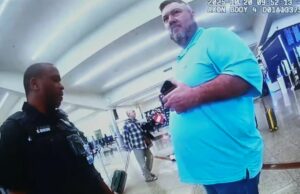 Homem é preso após planejar atirar no aeroporto mais movimentado do mundo Esta imagem feita a partir de 20 de outubro de 2025, imagens da câmera do corpo policial mostram Billy Joe Cagle, de Cartersville, Geórgia, à direita, conversando com policiais antes de ser preso dentro do terminal doméstico do Aeroporto Internacional Hartsfield-Jackson Atlanta, em Atlanta. (Departamento de Polícia de Atlanta via AP)