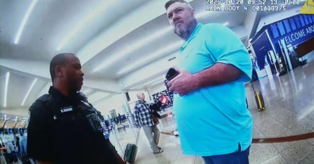 Esta imagem feita a partir de 20 de outubro de 2025, imagens da câmera do corpo policial mostram Billy Joe Cagle, de Cartersville, Geórgia, à direita, conversando com policiais antes de ser preso dentro do terminal doméstico do Aeroporto Internacional Hartsfield-Jackson Atlanta, em Atlanta. (Departamento de Polícia de Atlanta via AP)