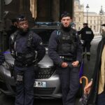 Homem misterioso em terno elegante se torna viral depois de aparecer na foto da investigação do assalto ao Louvre
