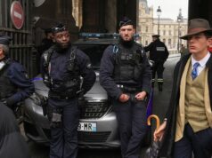 Homem misterioso em terno elegante se torna viral depois de aparecer na foto da investigação do assalto ao Louvre Homem misterioso em terno elegante se torna viral depois de aparecer na foto da investigação do assalto ao Louvre