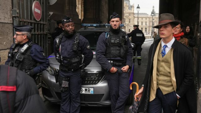 Homem misterioso em terno elegante se torna viral depois de Homem misterioso em terno elegante se torna viral depois de aparecer na foto da investigação do assalto ao Louvre