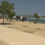 Um homem morreu depois de ser retirado inconsciente da água de uma popular praia de Gold Coast. O homem de 54 anos foi nadar no The Spit esta manhã quando teve problemas. Famílias próximas usaram tapetes de piquenique para abrigar o homem enquanto salva-vidas e paramédicos realizavam RCP.