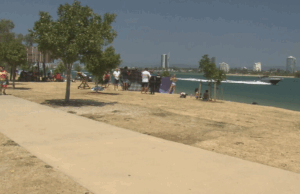 Homem morre após ser retirado da água na popular praia de Gold Coast Um homem morreu depois de ser retirado inconsciente da água de uma popular praia de Gold Coast. O homem de 54 anos foi nadar no The Spit esta manhã quando teve problemas. Famílias próximas usaram tapetes de piquenique para abrigar o homem enquanto salva-vidas e paramédicos realizavam RCP.