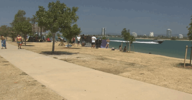 Um homem morreu depois de ser retirado inconsciente da água de uma popular praia de Gold Coast. O homem de 54 anos foi nadar no The Spit esta manhã quando teve problemas. Famílias próximas usaram tapetes de piquenique para abrigar o homem enquanto salva-vidas e paramédicos realizavam RCP. 