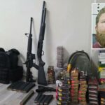 Uma foto de um homem com barba e um curativo na testa, hematomas no rosto.