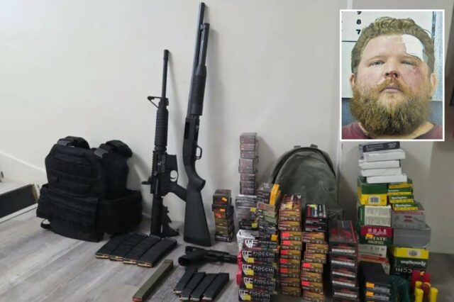 Homem preso com armas e mala de munição por supostas Uma foto de um homem com barba e um curativo na testa, hematomas no rosto.