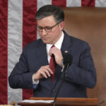 A candidata democrata do Arizona, Adelita Grijalva, sorri ao ser apresentada à multidão antes de ser declarada vencedora contra o republicano Daniel Butierez para ocupar a cadeira do Distrito Congressional 7 ocupada pelo falecido deputado americano Raúl Grijalva em uma eleição especial na terça-feira, 23 de setembro de 2025, em Tucson, Arizona (AP Photo / Ross D. Franklin)