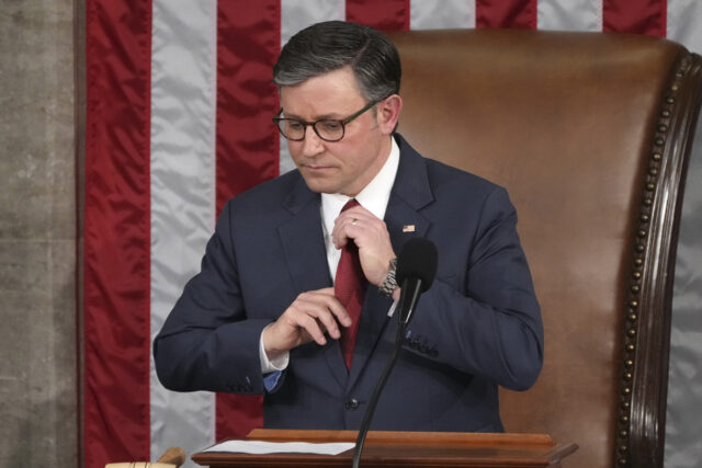 A candidata democrata do Arizona, Adelita Grijalva, sorri ao ser apresentada à multidão antes de ser declarada vencedora contra o republicano Daniel Butierez para ocupar a cadeira do Distrito Congressional 7 ocupada pelo falecido deputado americano Raúl Grijalva em uma eleição especial na terça-feira, 23 de setembro de 2025, em Tucson, Arizona (AP Photo / Ross D. Franklin)