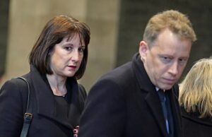 Humilhação para Rachel Reeves ao admitir que SABIA que precisava de uma licença depois que o Daily Mail revelou que o chanceler violou a lei de aluguel – mas o consultor de ética do PM classifica isso como ‘inadvertido’ Rachel Reeves, fotografada com o marido Nicholas Joicey, estava na corda bamba com pedidos para que ela fosse demitida após um dia extraordinário de declarações contraditórias